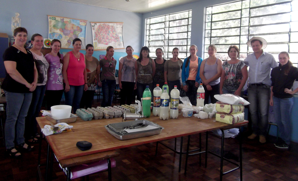 A Prefeitura Municipal em parceria com a Associação de Proteção à Maternidade e Infância (Apmi) de Cruz Machado realizaram no sábado, 15 de março, um curso de culinária na linha Palmeiral. Participaram do encontro 27 pessoas da comunidade.