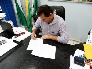 Prefeito Antonio sanciona reajuste salarial dos servidores municipais 2 (800x600)